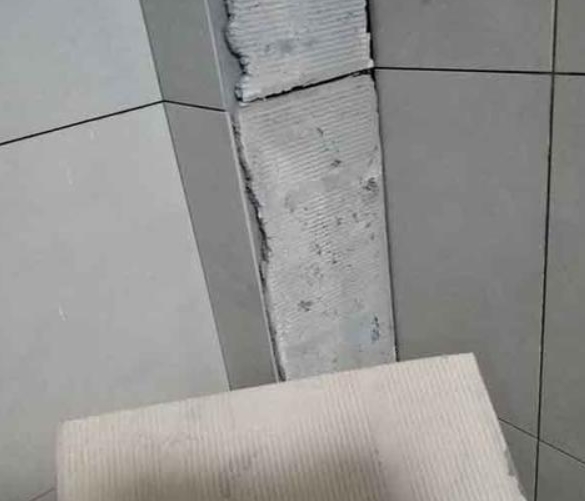 武侯瓷砖空鼓维修公司分享下厨房瓷砖脱落的补救措施。
